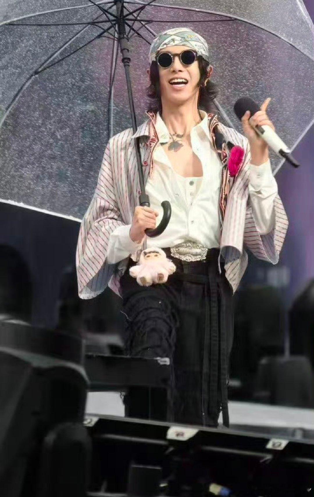 #华晨宇露胸肌了#这一幕属于南京专属，没来现场的人狠狠羡慕了。 ​