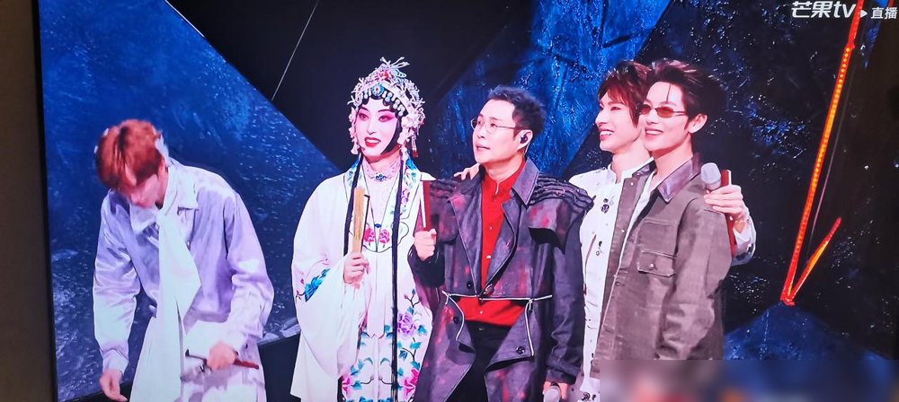 小沈阳一开嗓，台下全安静了。
《披荆斩棘2026》五公，颜安唐九洲拉来小沈阳，整了个《在梅边》。京腔打底，戏服上身，说唱贯口往里一砸，现场直接炸了。网友炸锅：这是五公最佳，没跑。
颜安这阵子行程也硬，长沙录完综艺，10月24号还得空降CK直播间带货。台上唱戏，台下搞钱，两不耽误。
唐九洲跟颜安