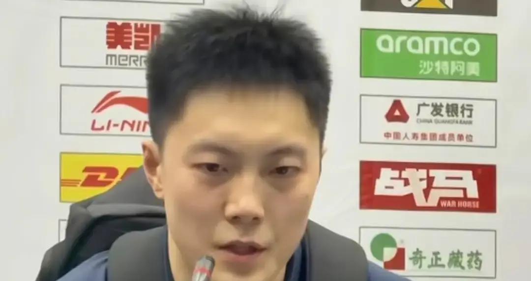 输给上海男篮那一刻，很多球迷终于看清了广东宏远目前最扎心的真相。
场面上一到刺刀见红的拉锯战，整个进攻就彻底停滞，根本没人能站出来不讲理地把球硬凿进去。
说白了，现在的广东队手里极度缺乏能在生死时刻撕开防线的强力攻坚点。
徐杰和胡明轩确实很拼，国家队级别的后卫，组织和串联也挑不出毛病。可一旦进