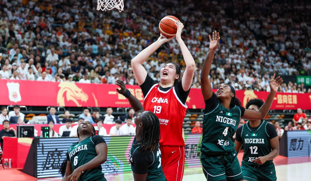 2026女篮世界杯·中国女篮阵容完整分析总结
 
本届世界杯在德国柏林举办，最终中国队止步八强，输给法国。阵容最大变数是李月汝因故缺席，原本计划的三大中锋轮换没能成型，最终12人大名单：韩旭、张子宇、王思雨、李缘、杨舒予、罗欣棫、陈明伶、贾赛琪、唐子婷、孙宇、陈玉婕、张曼曼。
 
✅ 一、核心框架：