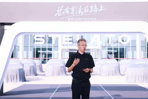 享界G9正式开启交付，看了一下交付现场的信息，有几个点值得唠唠。

42.98万起，配置表拉出来基本就是华为全家桶：全地形途灵平台、全球首发的800V全主动可断开稳定杆、±12°后轮转向等等。简单来说就是底盘能主动硬起来，过弯不侧倾，烂路自动解耦，带自适应差速锁电驱，新手进藏心里都不慌。

纯电版 ​