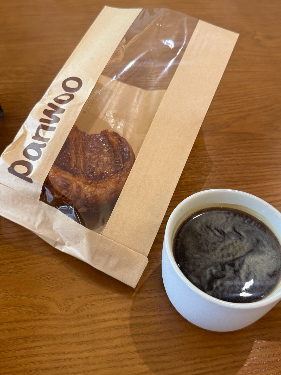 周六生物钟晨早就醒了，不睡了直接出门吃早餐，苹果牛角酥刚出炉还是热的，酥皮咬下去还是咔嚓脆，好幸福 ​