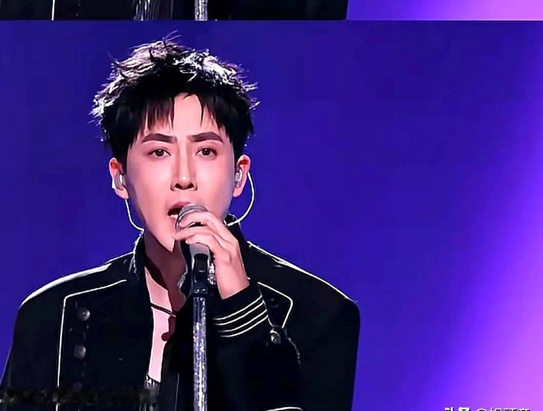 张睿的后槽牙都快咬碎了，硬是一声没吭。

旁边郭晓东正死死攥着麦克风，把一首流行歌《抽离》唱出了军训拉歌的架势。每一个字都砸在地上，掷地有声。

前一秒张睿刚深情款款唱完上半段。话筒一交，郭晓东满脸写着真诚与决心，脖子一梗，愣是把苦情歌劈成了诗朗诵。

屏幕外的网友早笑得直不起腰，离得最近的张睿愣是