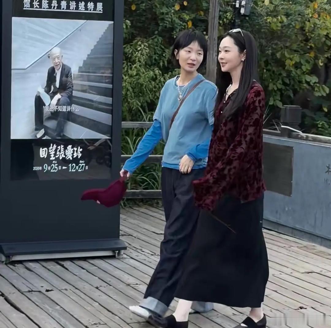 偶遇宋轶史策逛乌镇！两人素颜状态真不错！ ​