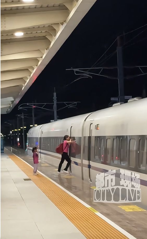 广州南车站通报“旅客阻挡列车车门关闭”