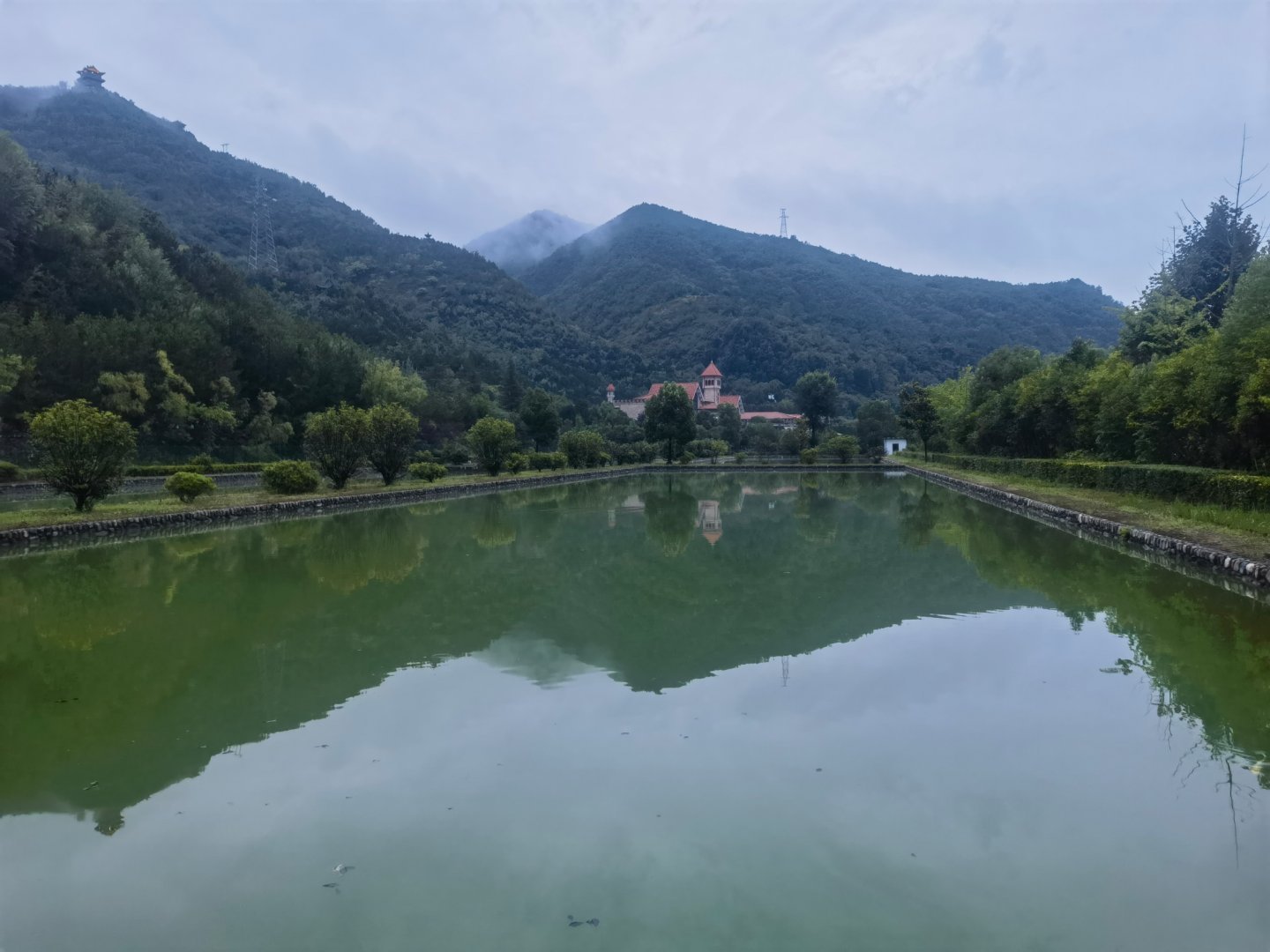 雨锁金山，云漫小城。 金山与凤冠山隔城相望， 烟岚缠裹两山山脊。 古寺...