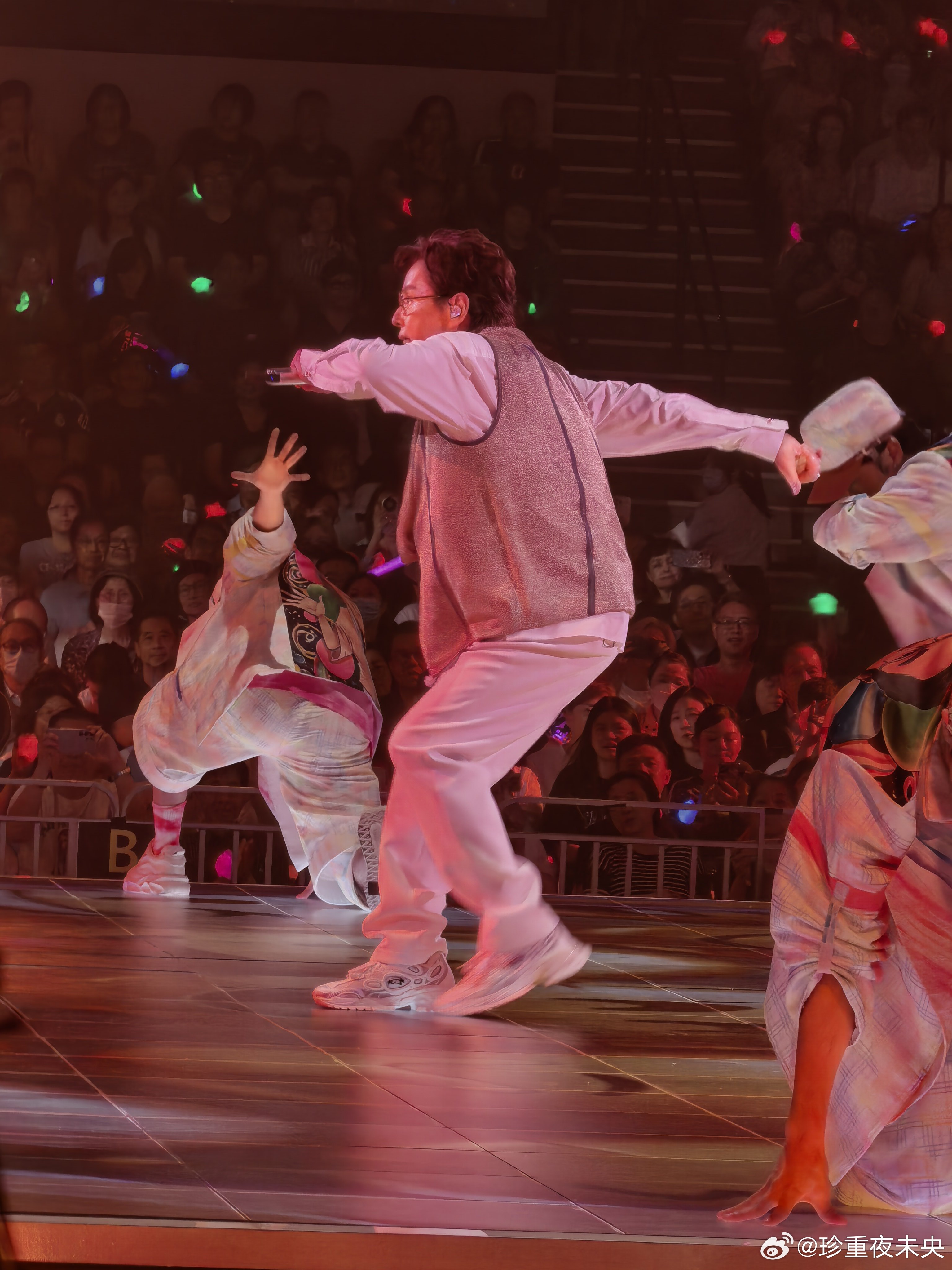 #谭咏麟[超话]#   演唱会后劲极大，戒断好难，真的做不到！而且我也不想戒断啊！每天沉浸在各个视频中，看得我一会儿哭一会儿笑。阿伦你就有这么大的魔力，让无数歌迷深爱着你！成都见，南京见，期待后面更多的内地巡演，期待再次见面！无言感激，情不变，我们一直在！！！对了对了吗复 ​