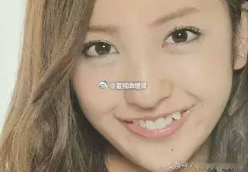 虎牙对命运的影响民间有许多说法，如“虎牙姻缘差”、“虎牙六亲缘分弱”、“虎牙命硬”等等，古书云：“豹牙赤目，为人阴险”的意思是，若一个人长有虎牙，且眼睛经常带红色血丝，那这类通常比较阴险。在平常生活中，而长有虎牙而眉头不聚形，形成眉头像炸开一样。则代表此人命硬，女命长有虎牙多为婚姻不幸。比如娱乐圈中女明星李心洁