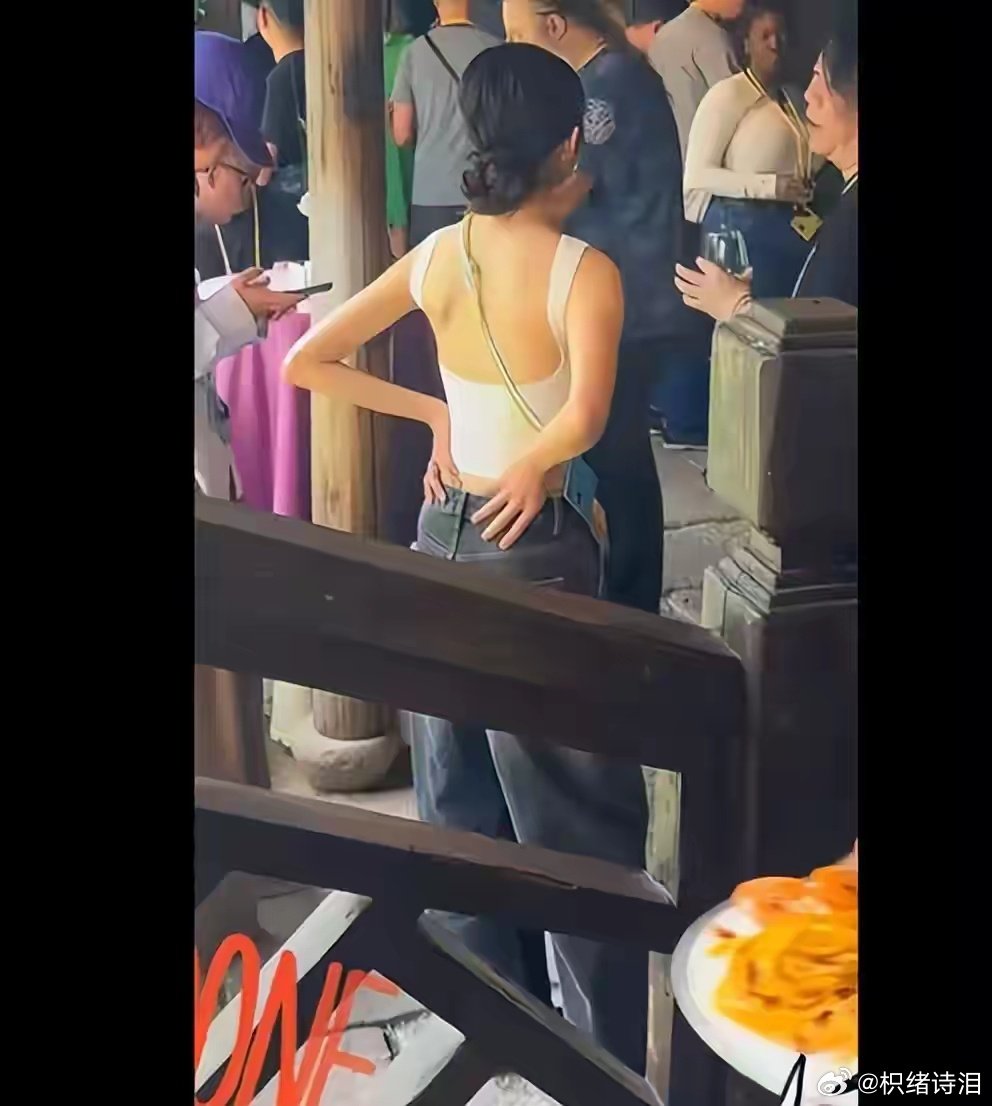 黄多多亮相乌镇戏剧节，露背上衣出镜，香肩美背小蛮腰！ ​