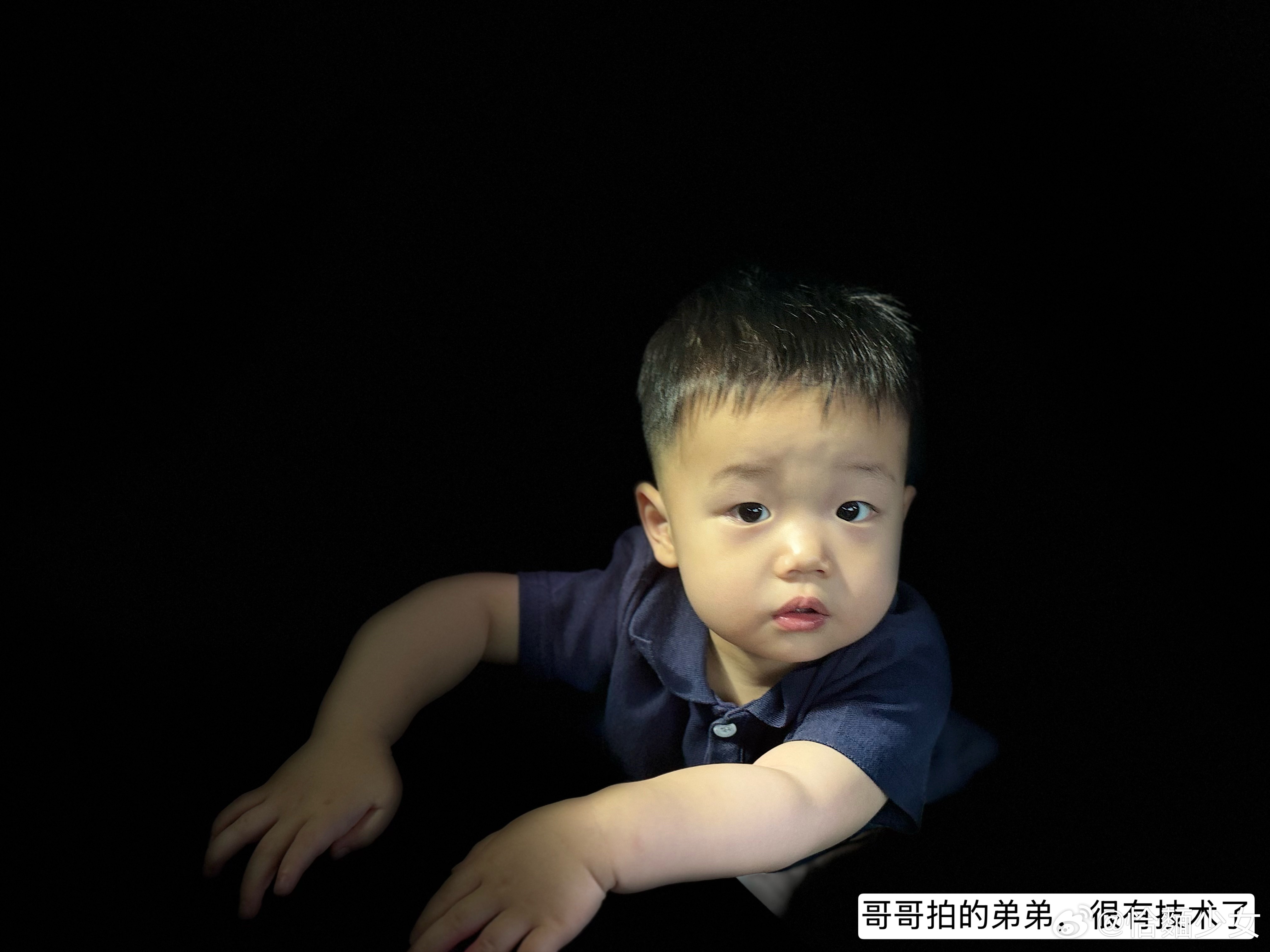 今日份#生活手记#
早上下楼老王没在楼下等，看了下特斯拉停哪里，就猜到了可能去拿花了。只要有节日，他都会送花，虽然嘴上说着不送了，下次不送了，买花还不如买点其他的，但是真到了那时候总会买好鲜花，口是心非的男人啊。
今天驱车来回三小时带两个去绍兴奈尔宝玩，感觉不是去遛娃的，是去遛我们的 ​