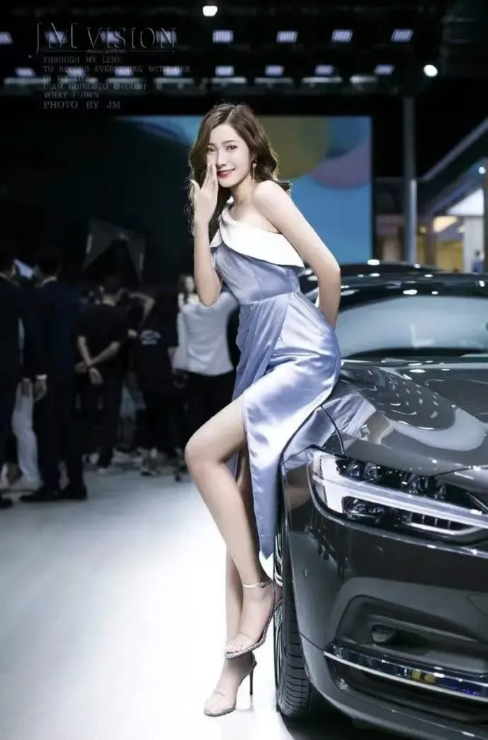 这位车模小姐姐身材高挑，气质优雅大气，充满了自信与魅力。她的每一个动作...