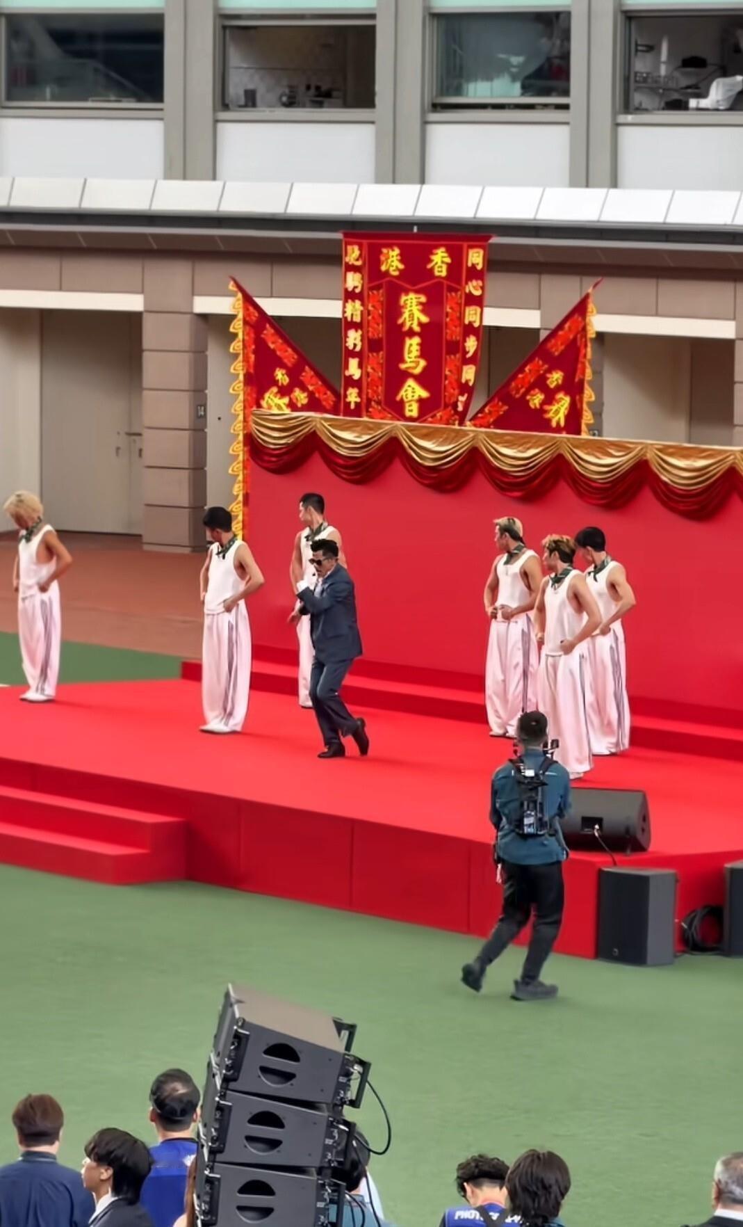 郭富城站在那个十几平米的小红台上蹦蹦跳跳，底下网友直接开嘲“像乡下草台班子”，可你仔细看过那舞台的边角走线和钢架结构吗？规整到每一颗螺丝都在线上，这压根不是钱多钱少的事，是专业团队对“标准”两个字刻进骨子里的执行力。马会给的出场费确实高，但真正让这个“小台子”立住的，不是钞票，是郭富城团队几十年巡演