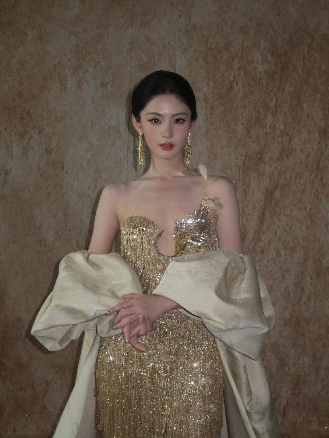不知不觉中，赵晴已经美成这样了。

还是身高奠定了大美女的基础，这年头身材头肩比都可以靠科技。 ​
