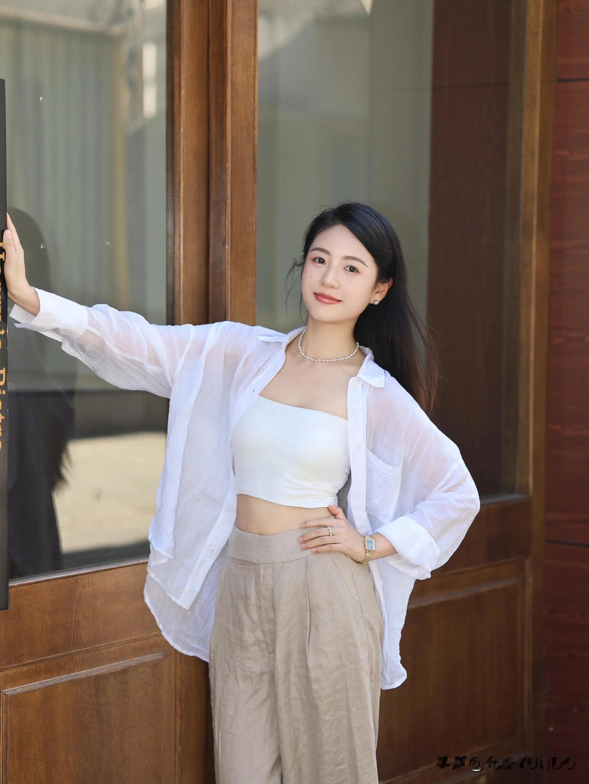 在阳光漫洒的街头，白衬衫轻扬，发丝与风共舞，把平凡日常过成松弛的诗，每...