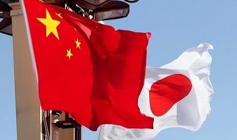 要我说，日本处处故意招惹中国，根本不是头铁找死，背后藏着狼子野心，就是想制造紧张局势给自己松绑扩军，甚至还想把台湾划进自己的 “保护圈”。
最近日本军事动向有个容易被忽略的细节：讨论核动力潜艇的同时，东京还在继续加钱修弹药库、地下司令部和偏远岛屿设施。单独看，每一项都能被解释成装备更新，可把这些项目