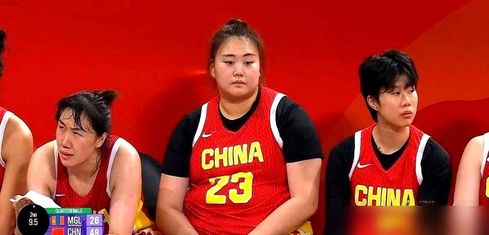 刘禹彤被换下，宫鲁鸣在场边喊她，她头都没回，直接走过去了。
那一幕之后，她连续缺席了半决赛和铜牌战。球队内线被冲成什么样，外线铁成什么样，她都在场边坐着。没人说她是能力问题，也没人说她不想打。但有些东西，比能力更刺眼。
一个20岁出头的姑娘，在国家队主教练面前径直离场，这事儿搁在任何一支球队都是