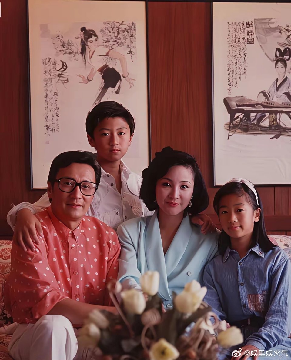 看到一张1990年的老照片，谢霆锋一家四口在加拿大拍的。
照片里四个人都好看得很，但我的眼睛老往那个小孩身上瞟。
小谢霆锋被父母环在中间，笑得特别实在，就是那种小孩还不知道什么叫拍照、也没学会对着镜头管理表情的笑。
他那时候大概四岁，门牙还没长全。
狄波拉是真美。
那种好看放在现在也不过 ​