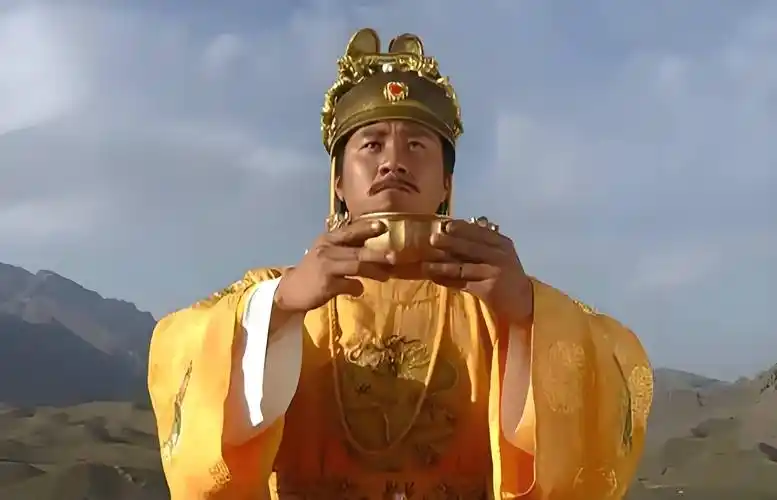 六年时间，上百万人，花的银子能再盖好几座城，朱元璋把这座比北京故宫还大的宫殿眼看就要建成了，却在庆典前突然一纸诏书，全部叫停。这是他当皇帝之后，最反常的一次&34;打脸自己&34;。 
 
事情得从1368年说起。那年朱元璋在南京称帝，国号大明。可他心里一直有个疙瘩解不开：南京在东南角上窝着，离北边元朝的残余势