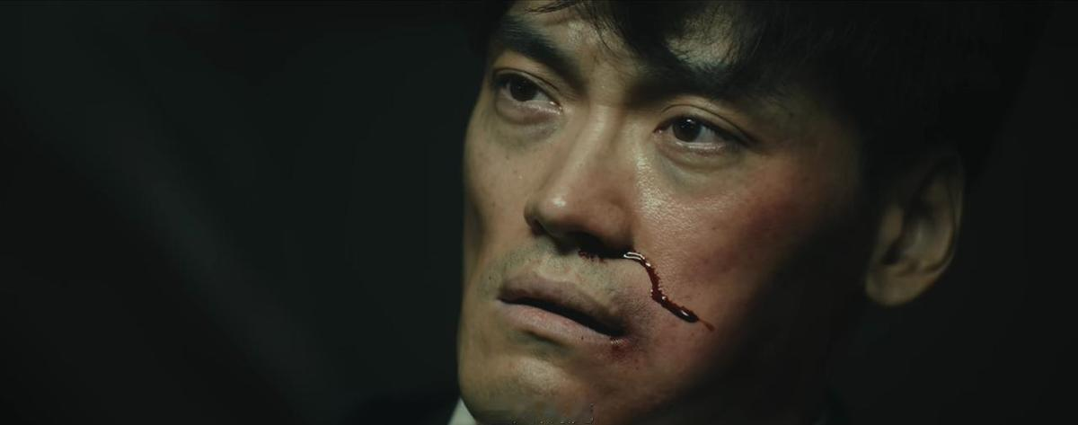 最近看《交锋》，里面有个叫金池的，居然是个假警察。
他以前没考上警察，后来干脆假冒情报部门负责人到处骗人，最后被国家安全机关给抓了。
这事最让人说不上来的，是他被抓那一刻。
按说真国安找上门，正常人早就吓瘫了。
结果他倒好，被扣下了还端着架子，拍桌子叫对方局长“跑步过来见我”。
刚才想了一下，他可能