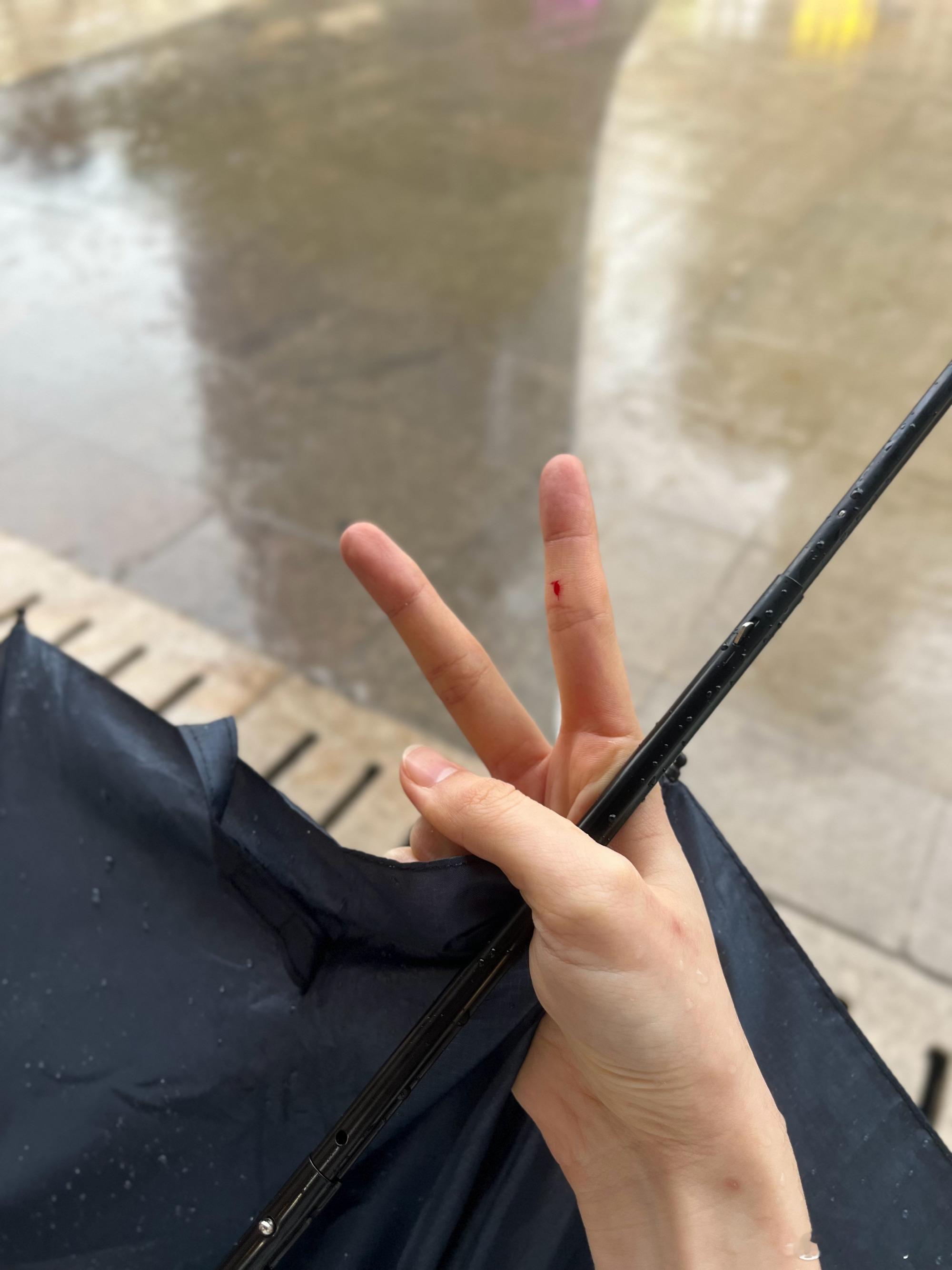 下班的时候一阵妖风把伞杆吹断了我在雨里试图简易修复凑合走到地道结果手指...