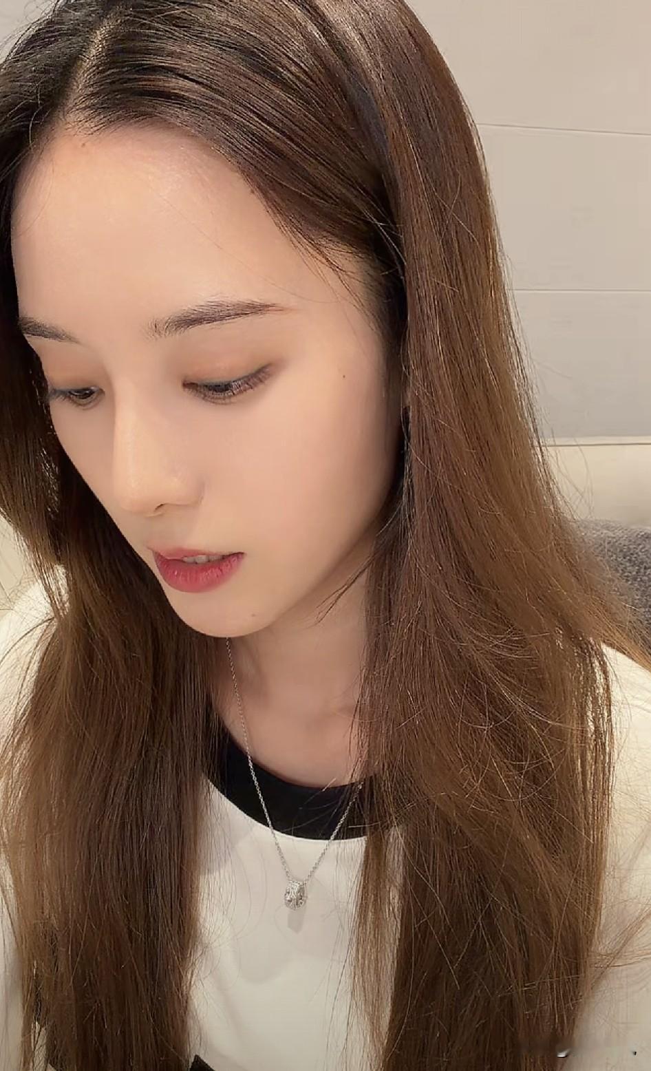 看完徐艺洋整场直播真的被狠狠共情到了❤️
 
直面全网热议，她没有回避、没有敷衍，大大方方坦诚所有细节。亲口澄清孩子是自己剖腹产所生，今年已经两岁多，只有一个宝宝，彻底击碎网传的不实谣言。
 
谁都知道剖腹产的辛苦，是实打实经历孕期煎熬、手术疼痛的亲身孕育，所有不易只