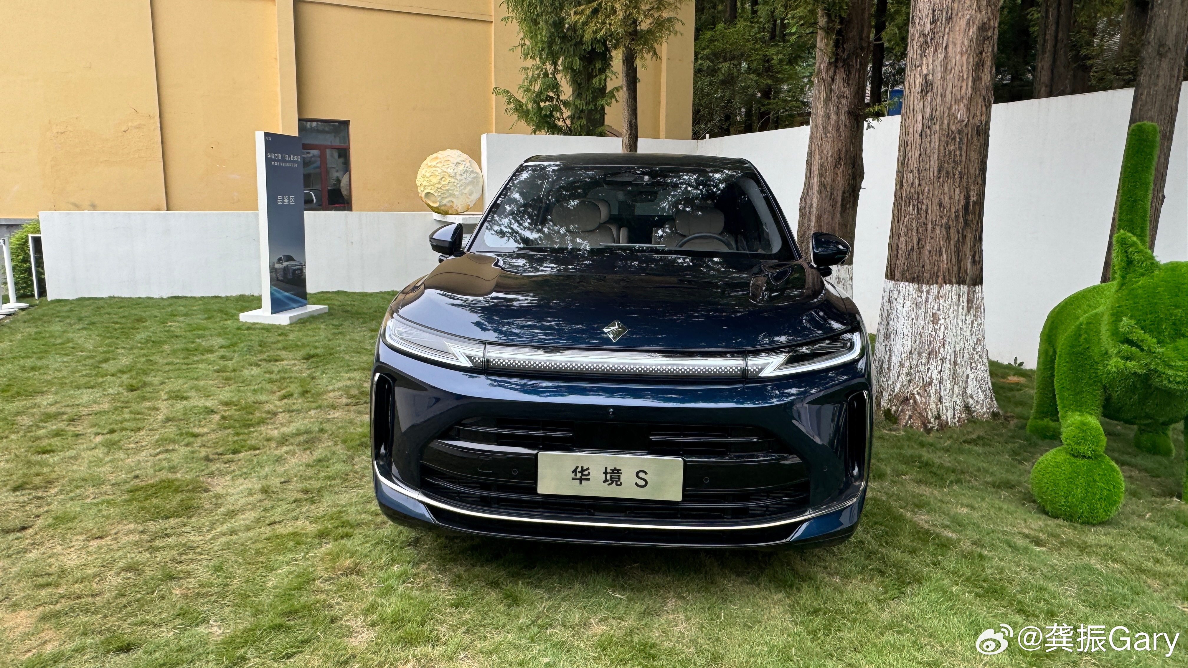 华境S全系搭载了华为ADS5 PRO，还是个5米2的大六座，为什么还能卖到20万以内？
这个价格基本无对手了！
首先，五菱的供应链议价能力极强，通过模块化生产压低成本。
然后他们的预算取舍很聪明，把钱优先砸在智驾+车身大空间，而华境S的电池容量做得比较克制，入门版电池不大，也没有空气悬架这类贵的舒 ​
