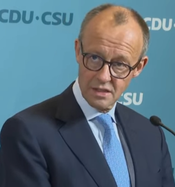 外媒都炸锅了！德国联邦议院里头，总理默茨跟极右翼政党头子魏德尔当着几百号议员的面直接干起来了。
 
9月9号，柏林联邦议院开预算辩论，本来是例行公事，结果因为三天前东部萨安州那场选举，直接变了味。极右翼选择党拿了43.8%，默茨自己的基民盟从五年前的37.1%崩到17.2%，差不多被腰斩。AP通讯社