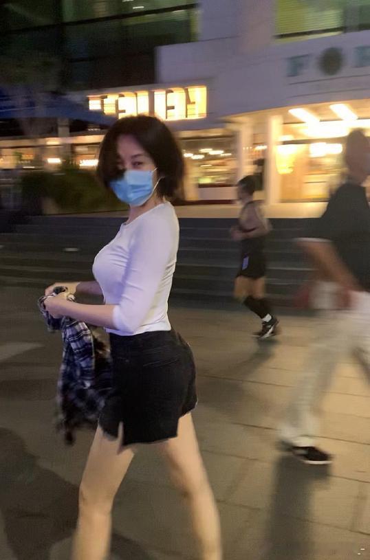 50岁许晴夜跑被偶遇，这身材管理太绝了 ​