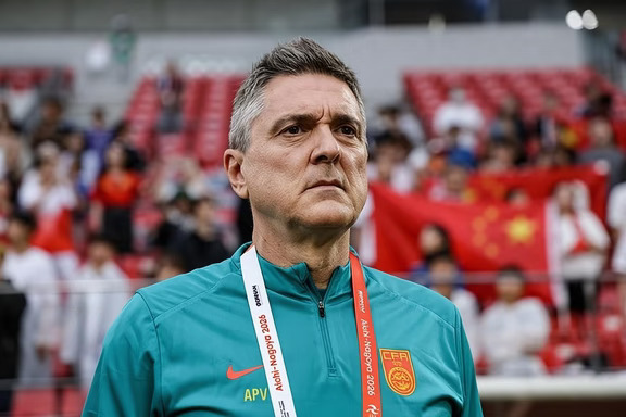 28年等待！3-0完胜泰国晋级亚运四强，安东尼奥的“小组赛隐忍+淘汰赛爆发”战术再显神威
北京时间9月26日，亚运会男足1/4决赛落下帷幕，中国亚运男足3-0击败泰国，时隔28年重回亚运会男足半决赛。54岁主教练安东尼奥，再次用教科书般的战术调度，收获球迷赞誉。
回顾今年的征程，安东尼奥已经两次上演同款逆袭剧本。年初U23亚洲杯，球队小组赛仅1胜2平惊险出线，并不被看好。但进入淘汰赛，球队脱胎换骨，点球大战掀翻夺冠热门乌兹别克斯坦；半决赛全力强攻，3-0击溃越南，历史性闯入U23亚洲杯决赛。
8个月后的亚运会，故事再度重演。小组赛安东尼奥坚持固定首发，1胜2平，依靠扎实防守，在死亡之组拿到小组第一。进入至关重要的八强战，安东尼奥大胆调整，直接更换4名首发，战术风格切换，突如其来的变阵令泰国完全措手不及，最终和U23亚洲杯对阵越南一样，以3-0的比分拿下胜利。
28年的等待，中国男足再次站上亚运四强舞台。半决赛等待他们的，是亚运会三连冠霸主韩国。虽然整体实力处于下风，但这支防守体系成...