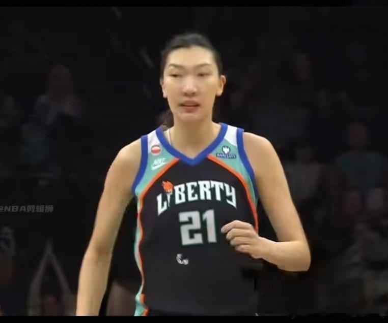 北京时间8月23日，WNBA常规赛继续进行，纽约自由人坐镇主场以109-102击败印第安纳狂热。韩旭此役替补登场11分钟，5投4中，三分球2投1中，贡献9分1篮板，正负值为+7。
韩旭在第三节迎来个人高光时刻：她连续通过勾手、外线三分和篮下强打连得7分，帮助自由人顶住对手反扑，以7分优势进入末节。
本赛季至 ​