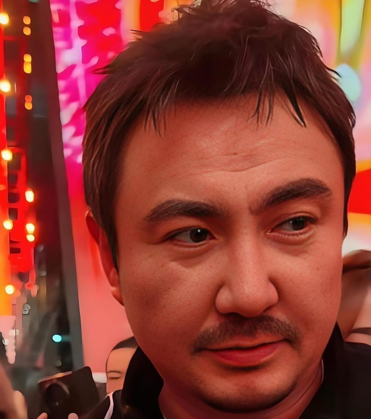 林永健尖嘴猴腮三角眼，面相却柔和得不带一点奸诈；小岳岳胖墩墩往台上一站就逗乐，可那张脸不笑的时候压根不柔和，沈腾更是典型，眉头一皱，心里那点不服气全写在脸上。这俩人搞喜剧看着乐呵，骨子里还真不是乐天派。我觉着面相这事跟美丑没关系，就是种感觉。王宝强赵本山也不奸诈，可脸上挂着一层忧郁，说不上柔和。人到