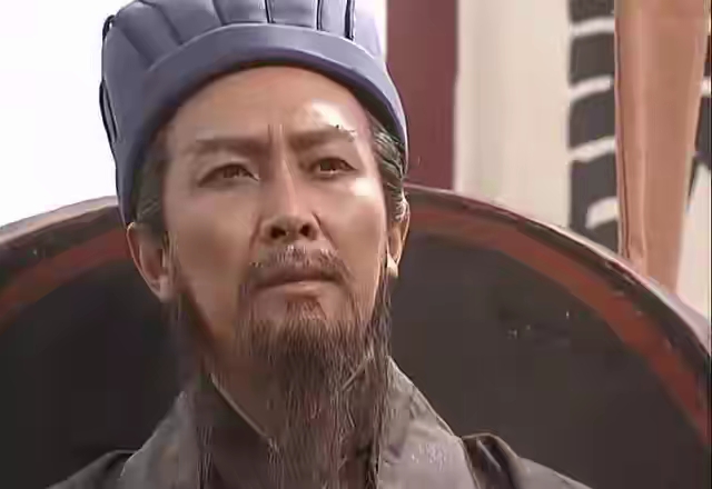 司马懿问诸葛亮：“孔明，当初要是我主公挖你，你可否愿意归顺？”

诸葛亮捋捋胡须：“当年，我12岁从徐州跑路，你知道我为什么要跑路？因为有个军阀要去屠城，你猜猜他是谁？”

司马懿不相信地：“什么，还有这事儿？”

诸葛亮继续说道：“然后，我在逃难的路上，碰到一个只带着5000人的队伍就要去救徐州的