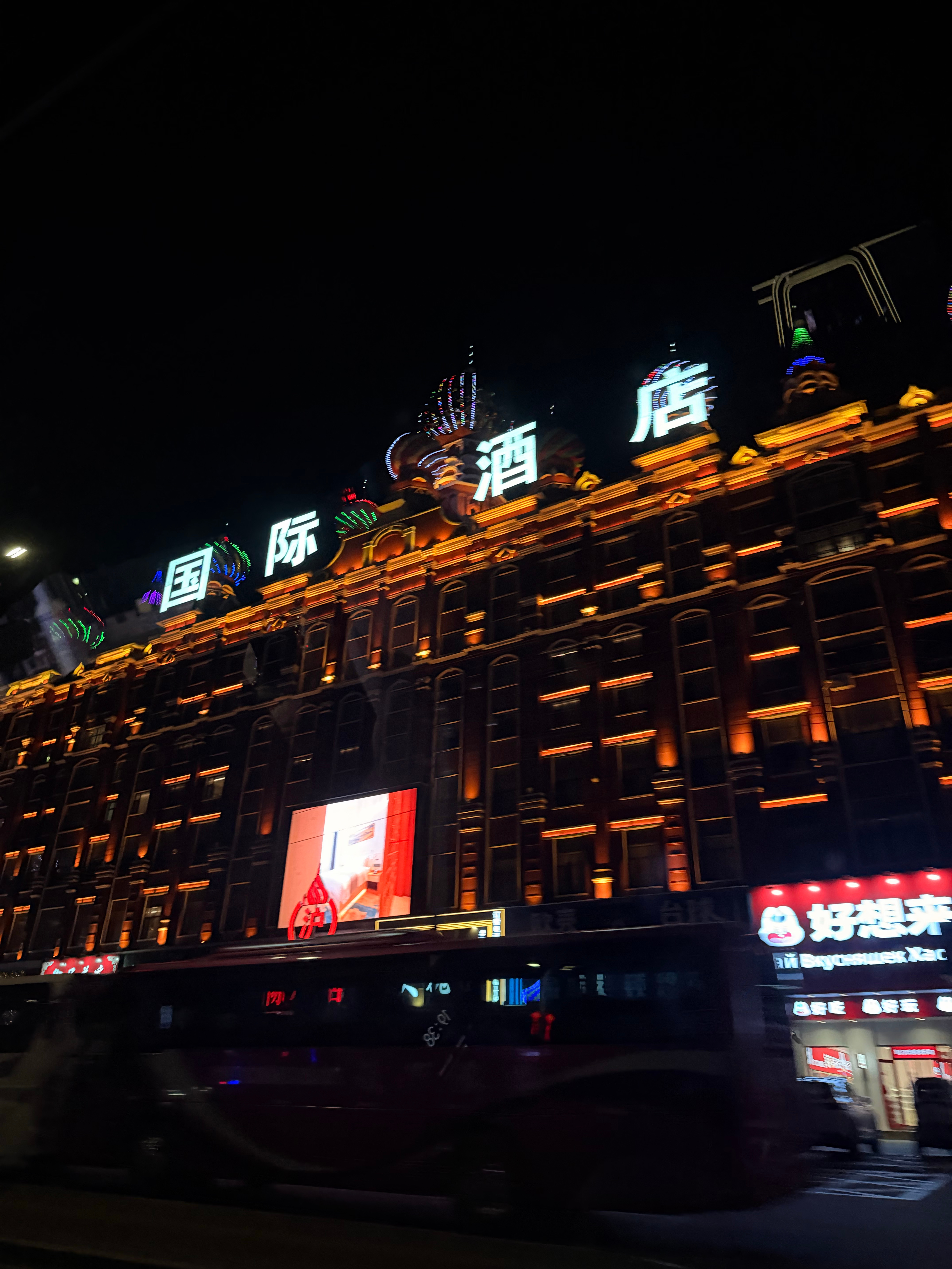 呼伦贝尔这边的城市，虽然人不多，但建筑都有浓浓的俄罗斯建筑风格，又高又大，贼气派！我的乐道l80出行日记 ​​​