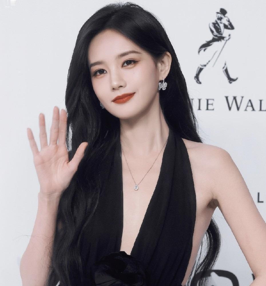 李一桐给所有艺人上了一课，你可以配合剧宣改名。但是改名之前，一定记得要做一件事，那就用小号把名字占位。
李现也改了，改成“我不是大师是李现ing”。俩人头像都换成了剧里的角色，走的是沉浸式宣传的路子。
剧播完了，李现顺顺当当把名字改了回去。李一桐打开微博准备改回去，系统弹出来一行字： ​