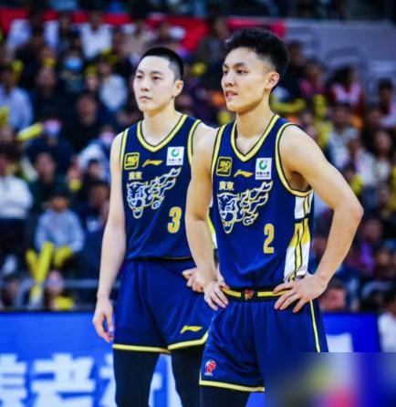 杜锋带男篮打日本，四场全赢，场均干翻15分。最狠那场106比73，三分球24中14，命中率58%。全队28次助攻，5人上双。
那会儿骂他任人唯亲，骂他只会带广东帮。现在换了人，世界杯没了，亚运会栽了，打日本都开始费劲了。
他手下那支男篮，全场紧逼，无限换防，把日本后卫逼得球都拿不稳。
篮球这事