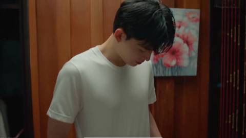 上一秒我还在感叹胸是不是太明显了。。下一秒桃子姐就在这上写上字了。。。。