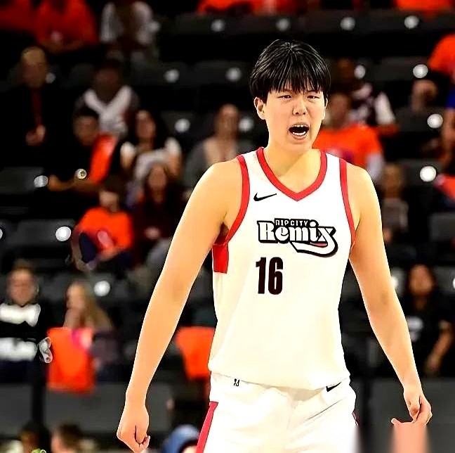 杨瀚森、王俊杰、崔永熙、胡明轩、赵睿五个人，被排成了中国男篮的现役最强首发。
摆在外线主控的赵睿和胡明轩，严格来说都不是那种专门梳理进攻的传统控卫。
整套班底在阵地战里遭遇高强度对抗时的出球稳定性，眼下还没有经过真正的国际比赛验证。
把这份名单拉出来看，个子确实不吃亏，该有的冲击力、投射和运动能力全