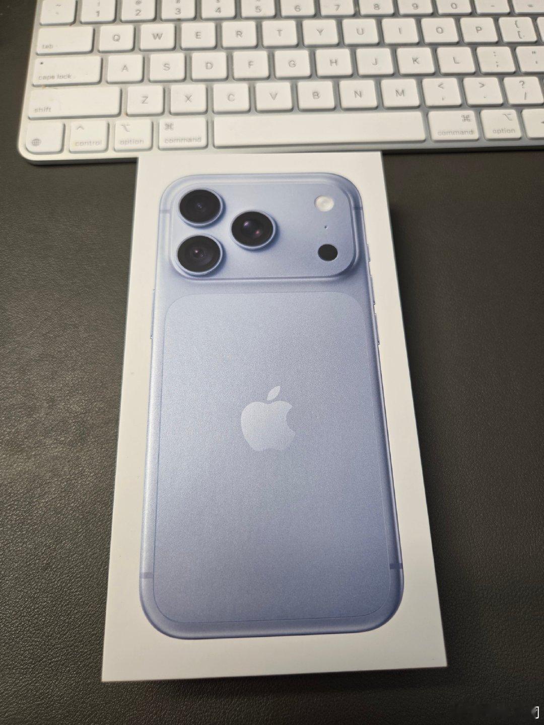 刚去把手机取回来了，这是第一次不用排队取iPhone，看来Duo和基础版延迟发布还是分走了很多客户。 ​