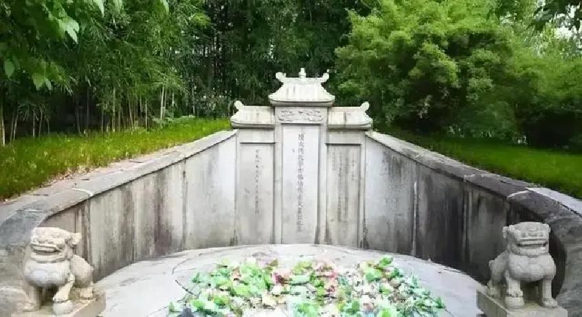 1977年，左宗棠陵墓遭人炸开，遗骨散落满地，远在新疆的王震听闻消息后大怒，当即联系湖南省委，要求立刻修复陵墓！
 
消息传到新疆时，王震正在看一份关于垦区水利的报告。他放下文件，手在桌沿按了一会，对秘书说：“接湖南省委。”
 
电话接通后，他听见对方客气的声音，直接打断：“我是王震。左文襄公的墓，