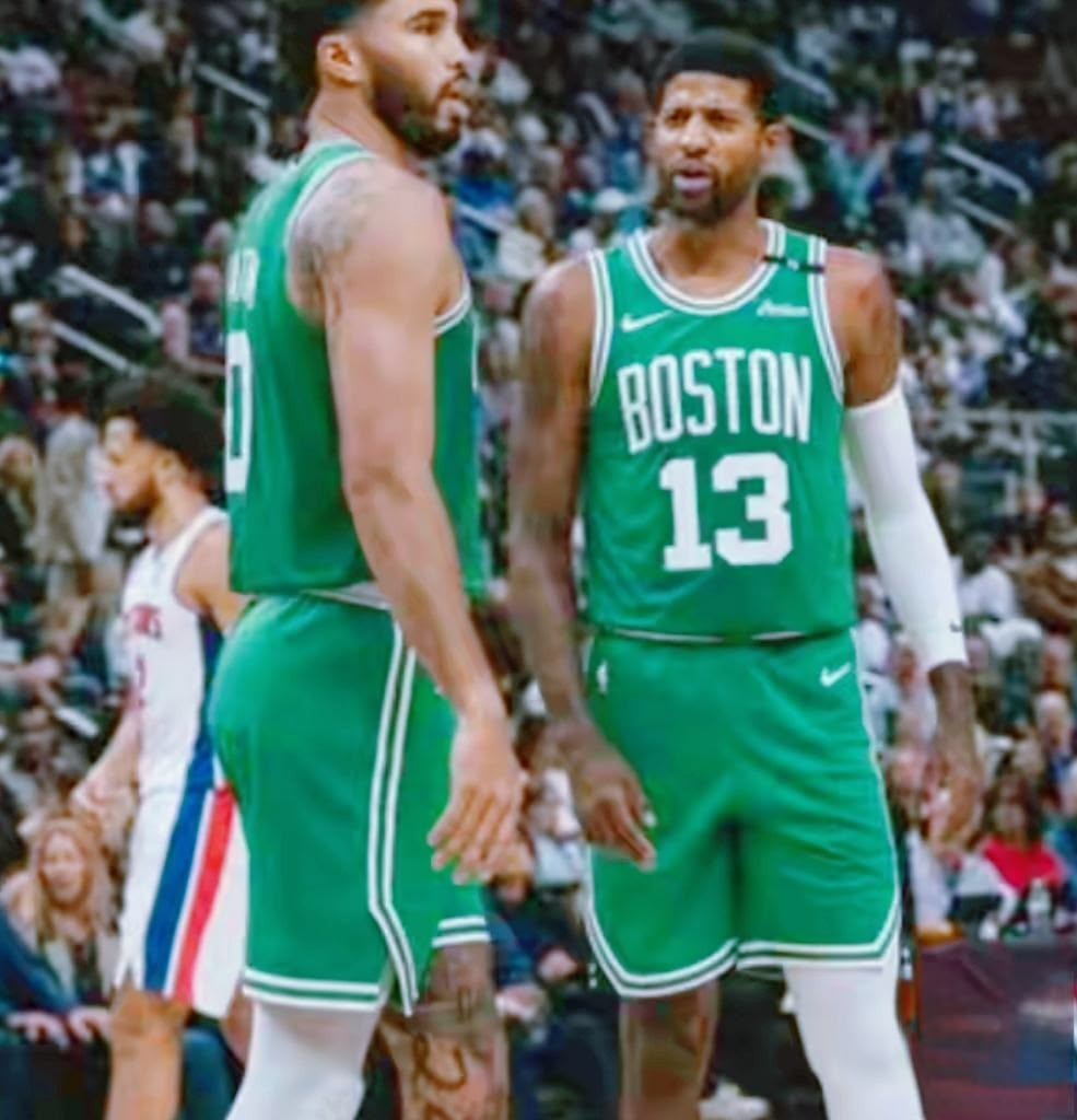 NBA新赛季揭幕战打出了一场载入纪录的崩盘：凯尔特人客场113比121输给活塞。他们一度领先22分，末节被对手一波23比0直接掀翻——这是1997年逐回合技术统计启用以来，揭幕战上出现过的最大逆转。

22分的优势是怎么没的？拆开看，其实就三笔账。**第一笔，是三分球的账。

**  活塞上半场三分