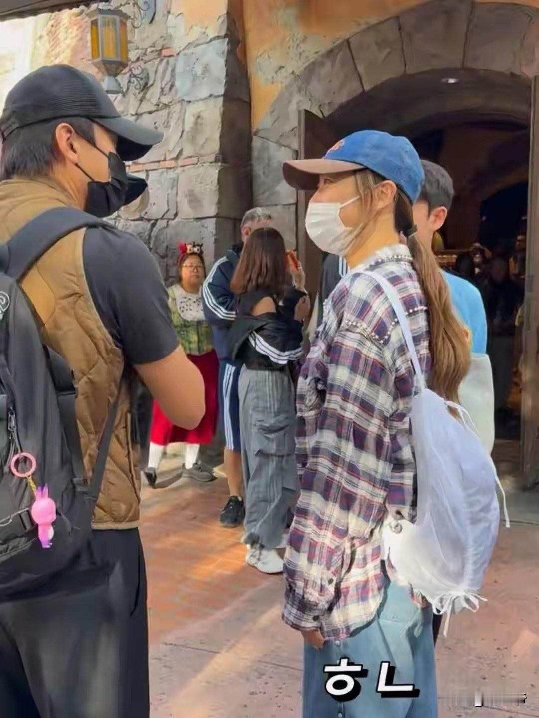 邓超带女儿迪士尼度假，偶遇应采儿一家人，13岁Jasper还没小花高 ​
