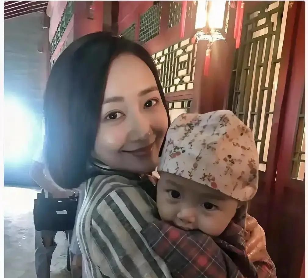44岁的王鸥，终于自己承认了，确实有个孩子，而且是一个人养

这事一出，网上立马就炸了，都在猜孩子他爸是谁，矛头几乎都指向了何九华

说真的，这也不怪网友瞎联想，毕竟之前俩人被拍到不是一次两次了，何九华自己也在节目上说过有个女儿，这线索一对，想不让人联系起来都难

但王鸥的声明写得很克制，通篇只求大