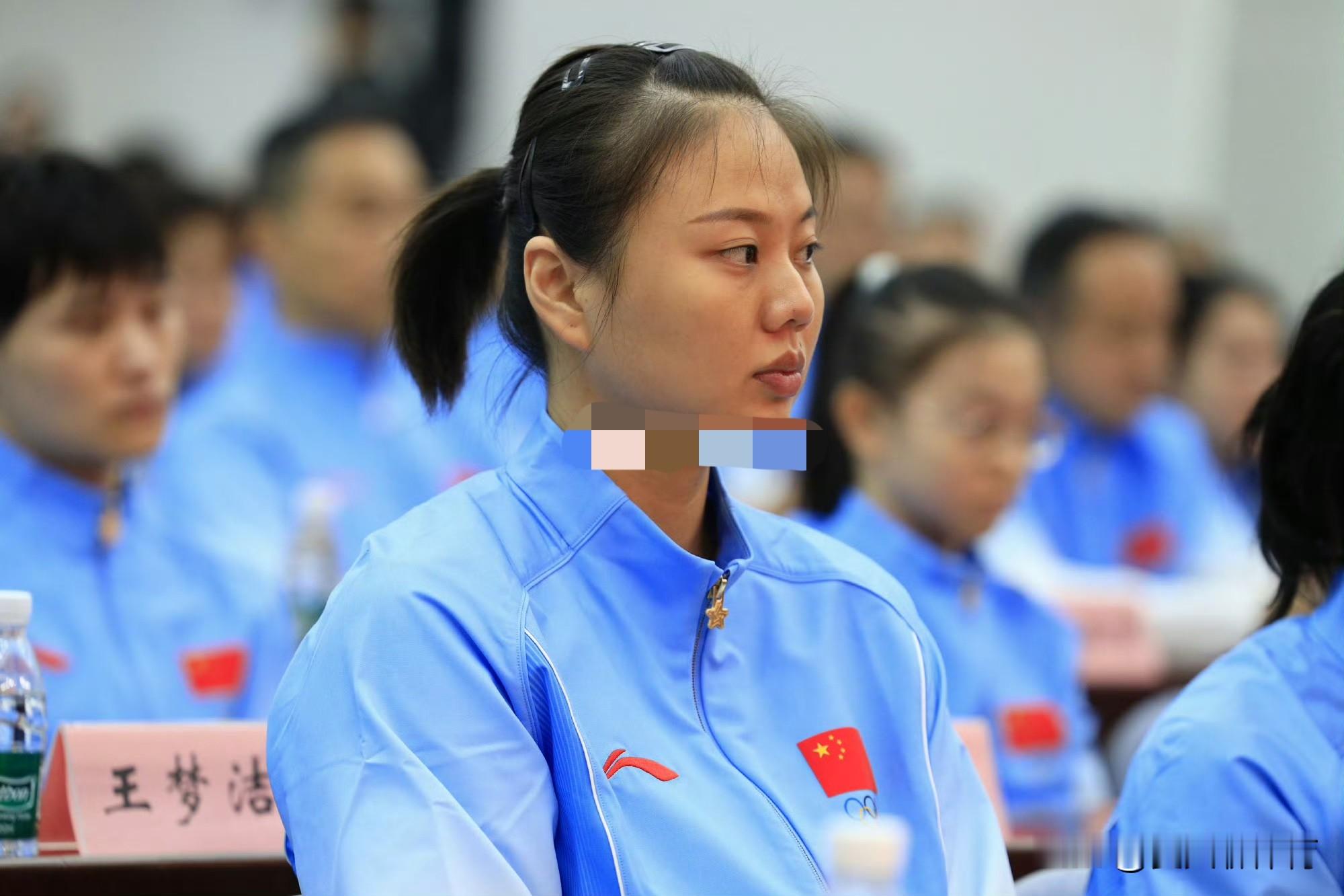 张籽萱、郭中楠终于回归中国女排，亚运会12人最终大名单来来了！中国女排这份大名单才是最合理的，既保留了亚锦赛吴梦洁、庄宇珊、王梦洁、龚翔宇为核心的主力框架，又有年轻小将张籽萱、郭中楠，唯一不完美的就是李晨瑄和倪非凡落选了，刁琳宇和王媛媛两位老将也该休息，反正已经有亚运会金牌了！今天上午中国女排参加亚