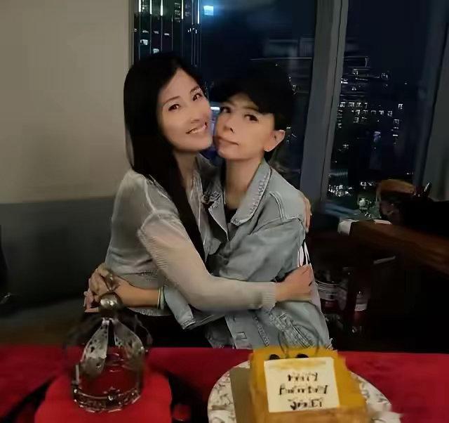 梁荣忠当年是选择出轨，然后跟钟丽淇分手，其实对钟丽淇也是一种保护，总不至于说钟丽淇家里的人身体不好，自己不敢赌，让其他男人也觉得钟丽淇是一个麻烦吧。不少人心疼钟丽淇以前的感情，说她认真恋爱，奈何梁荣忠对感情不专一，最后分手了。
可是从梁荣忠的角度去看，如果是用你家里人身体不好的借 ​