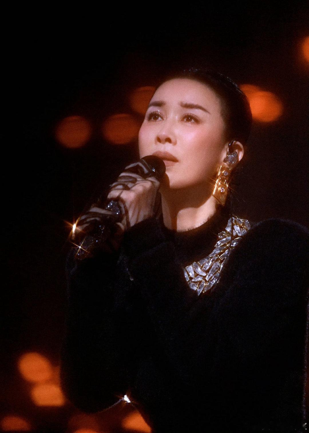 #那英演唱会致敬刘欢不该一罚了之#
那英临时加唱《弯弯的月亮》  是为了致敬相识三十余年的良师益友刘欢老师  我觉得情有可原  可以理解 ​
