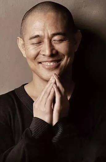 武打明星李连杰曾经说，我的小女儿得了抑郁症，我很担心，怕她自己想不开，后来她去欧洲留学，我想跟着，又怕她不让跟去，就远远地跟着，也去了。
 
李连杰说，她不浪费钱，坐的经济舱，我坐头等舱，就怕她看见我，中转的时候，六个小时，我也躲起来，偷偷看她，真是小心翼翼，如履薄冰。
 
李连杰说这话的时候，距离