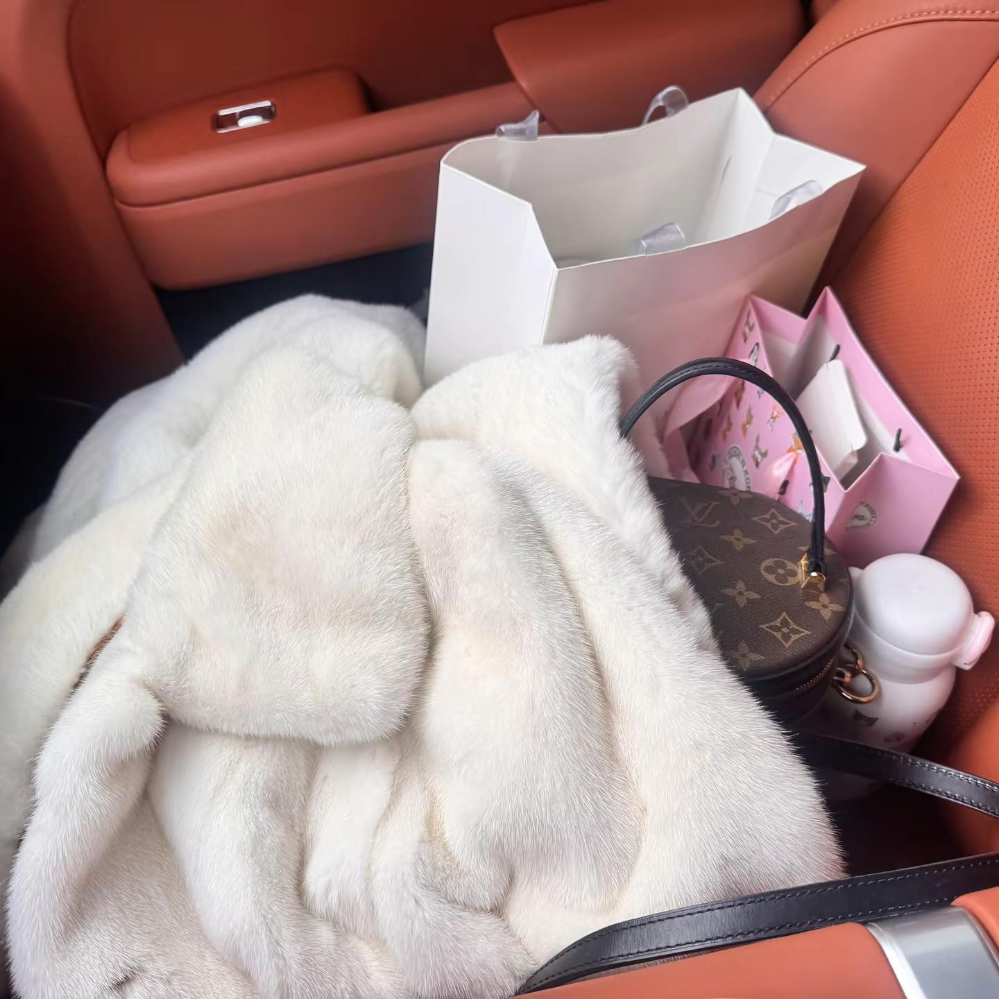 成熟女人的三大标志：穿貂，戴黄金，听凤凰传奇😁