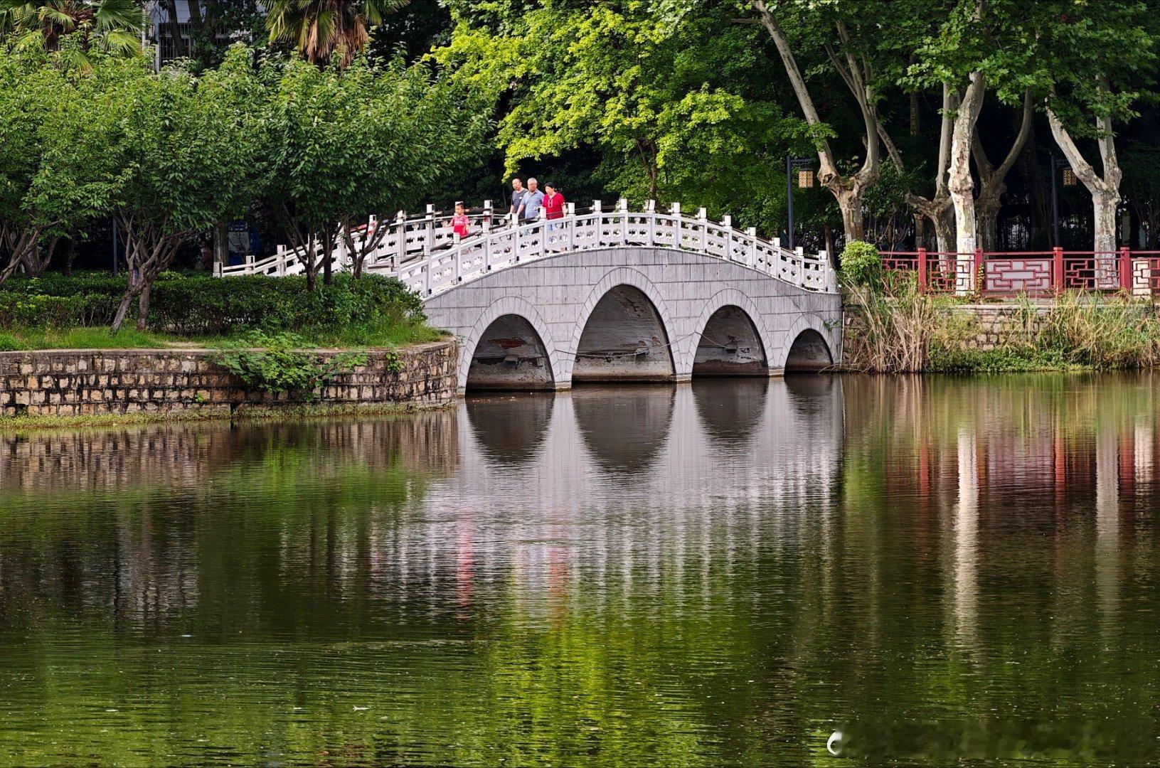 蚌埠津浦大塘，因修建津浦铁路取土成湖，是陪伴蚌埠几代人的老牌公园。石拱...