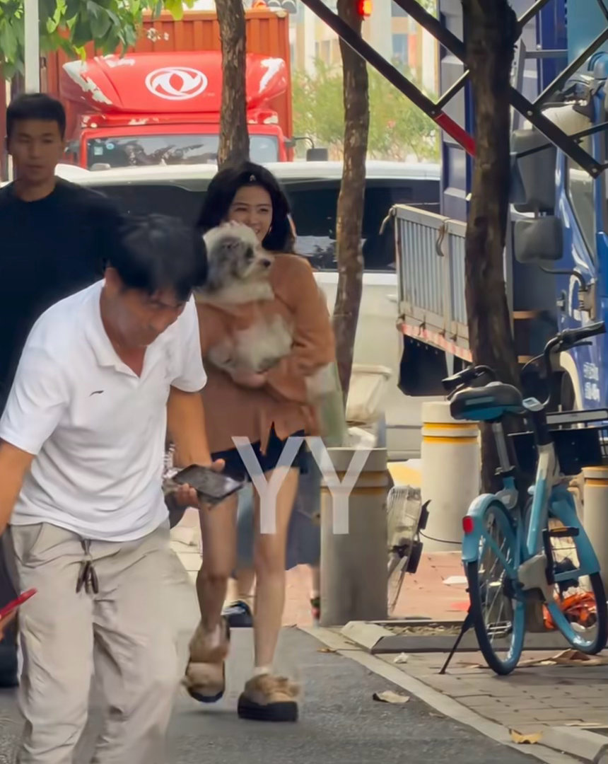 #白鹿偷走常华森的狗# 常华森原地留守目送小狗被抱走，片场轻松有趣的互动，尽显两人超好的搭档默契 ​