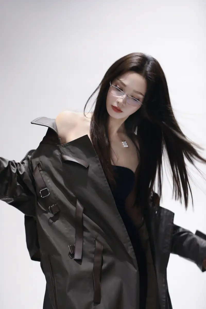 彭小苒穿皮衣搭配抹胸裙清冷动人 戴无框眼镜高智感十足。近日，工作室分享...